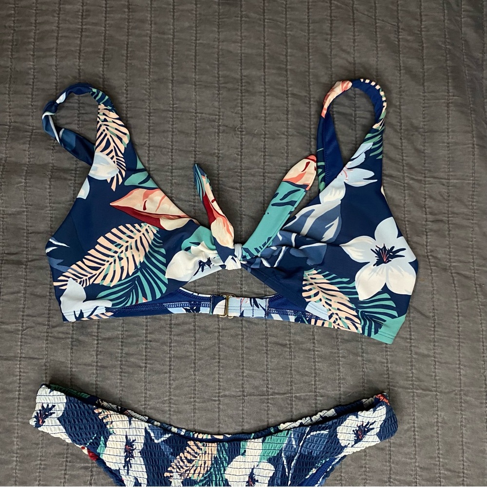 Hollister Floral Bikini 👙 Top + bottom - Picture 3 of 11